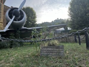 The sign says: Garden named after the deported victims of the Nazi concentration camps.